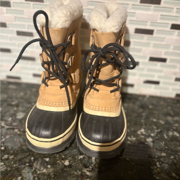 Sorel Kids Tan and Black Winter Boots Wool Caribou Size 1Y - Picture 2 of 9